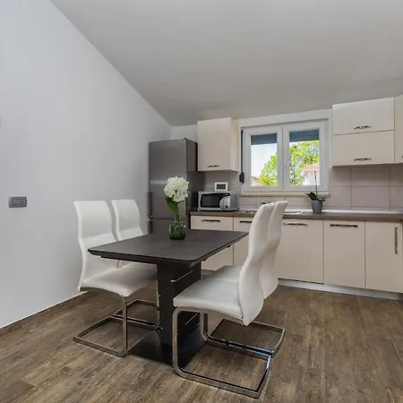 Apartment Tara Premium Funtana